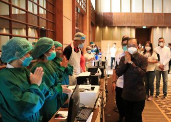 Genjot Pembukaan Gerbang Pariwisata, Gubernur Koster Dampingi Menparekraf Tinjau Vaksinasi Pekerja