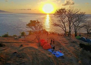 Pemandangan Indah, Hamparan Rumput Hijau & Laut Biru Ala Bukit Asah