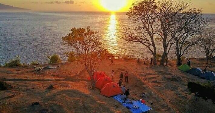 Pemandangan Indah, Hamparan Rumput Hijau & Laut Biru Ala Bukit Asah