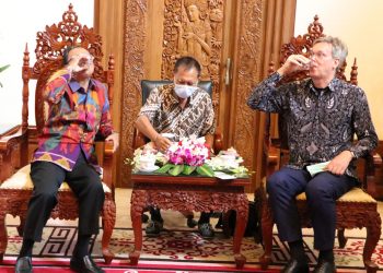 Gubernur Koster dan Duta Besar Negara Uni Eropa Toast Arak Bali