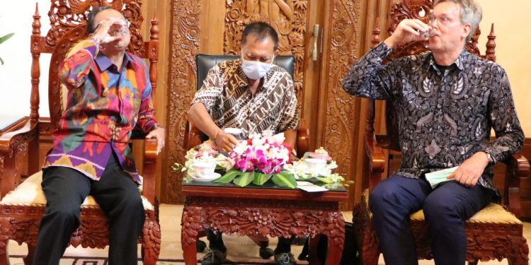 Gubernur Koster dan Duta Besar Negara Uni Eropa Toast Arak Bali