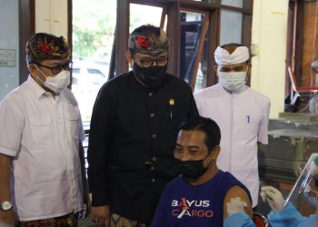 Hadiri Vaksinasi Pegawai Logistik, Wagub Cok Ace: Sudah Vaksin Covid-19, Jangan Abai Prokes