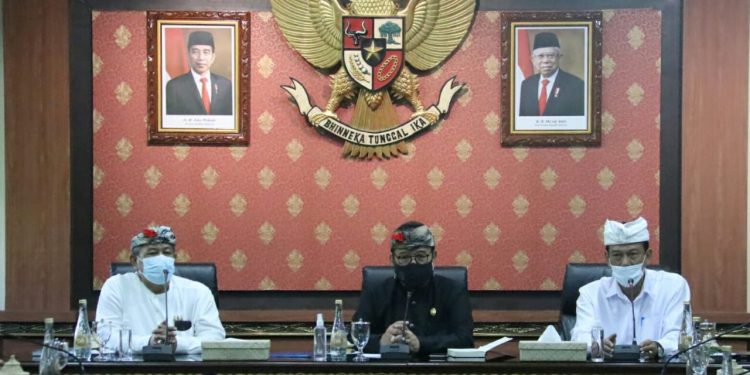 Piodalan Pura Mandara Giri Semeru Ditengah Masa Pandemi, Wagub Cok Ace Ingatkan Disiplin PROKES bagi Pemedek Saat Ngayah Nganyarin