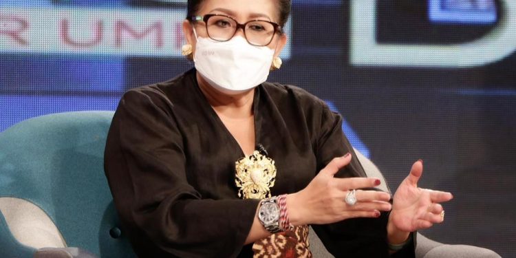 Lestarikan Wastra Tradisional, Ny Putri Koster Ajak Masyarakat Gunakan Produk Asli Buatan Perajin