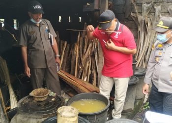 Edukasi Petani Arak dan Pengepul, Tim Terpadu Turun ke Sidemen Kerangasem