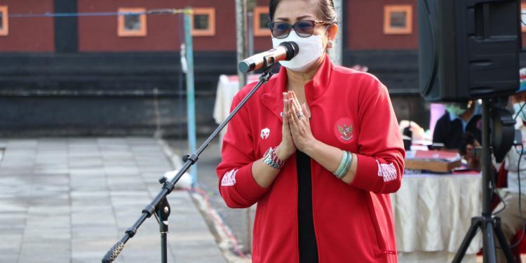 Ny Putri Koster Motivasi Atlet Renang Bali Untuk Kibarkan Bendera Bali di PON XX  Papua