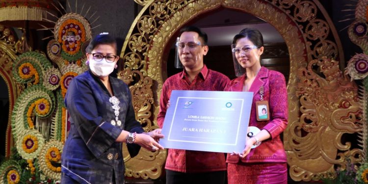 Ny Putri Koster Ajak Gaungkan Upaya Pelestarian Kain Endek