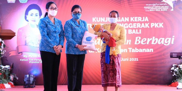 Ny. Putri Koster Minta Kader PKK Guyub Dukung Program Pemprov Bali