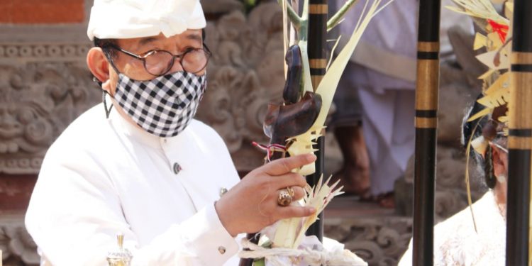 Wagub Cok Ace Pastikan Pelaksanaan Karya di Pura Mandhara Giri Semeru Agung Sesuai Prokes