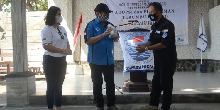 Peringati World Environment Day, Wagub Cok Ace Tanam Terumbu Karang di Tulamben