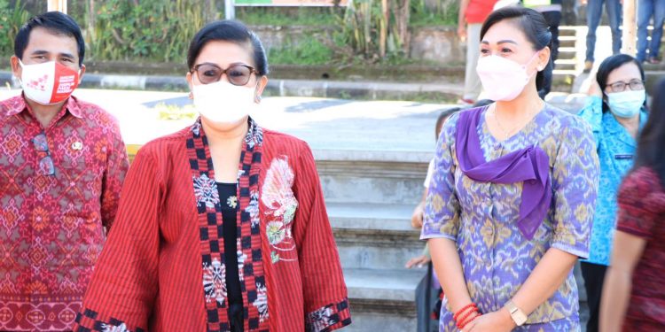 Peringati Hari Lansia Nasional, Ny Putri Koster Tinjau Vaksinasi Lansia di Sanding