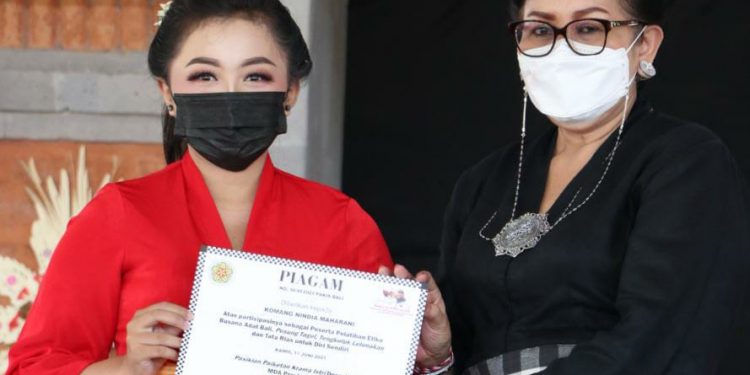 Cegah Degradasi Budaya, PAKIS Bali Gelar Pelatihan Etika Busana Adat di Buleleng