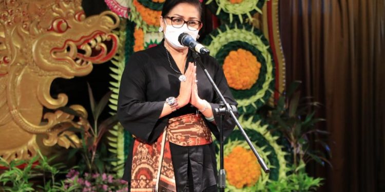 Ny. Putri Koster Ajak Para Designer Gaungkan Kembali Kain Tenun Asli Bali