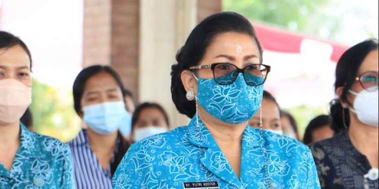 Berbagi di Jembrana, Ny Putri Koster Ajak PKK Beri Layanan Optimal pada Masyarakat
