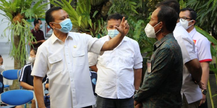 Sekda Dewa Indra Tinjau Pelaksanaan Vaksinasi untuk Anak Usia 12-17 di Gianyar