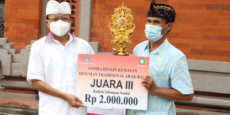 Gubernur Koster Perkuat Branding Arak Bali Dalam Lomba Desain  Kemasan Minuman Tradisional Arak Bali