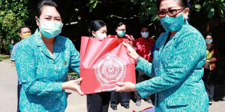Ny. Putri Koster Serahkan Bansos Lanjutan Program PKK ‘Menyapa & Berbagi’ untuk 2 Kabupaten dan 1 Kota