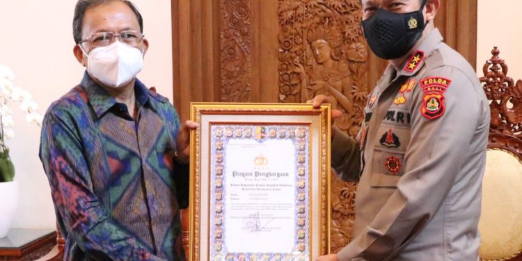 Kapolri Berikan Gubernur Bali Penghargaan PPKM Mikro Terbaik