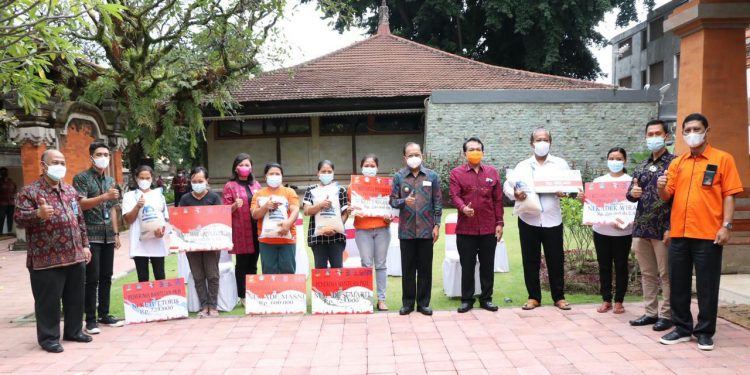 Berdampak Pandemi Covid-19, Gubernur Koster Salurkan Bantuan Sosial Kepada Masyarakat
