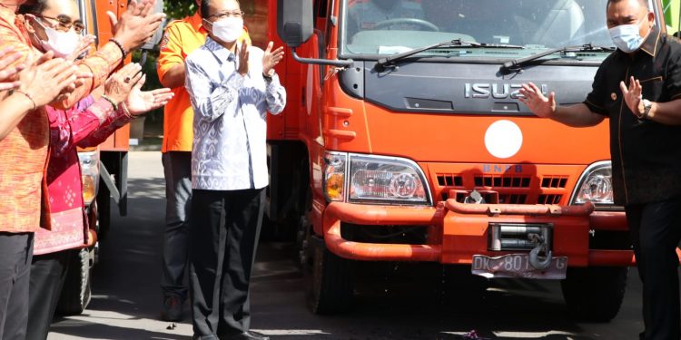 Serahkan 45 Ton Beras Untuk Warga, Gubernur Koster Minta Distribusi Segera