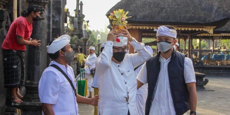 Wagub Cok Ace Ikuti Upacara Nuwasen Pemugaran Mudra Gelung Agung Kori Pura Besakih