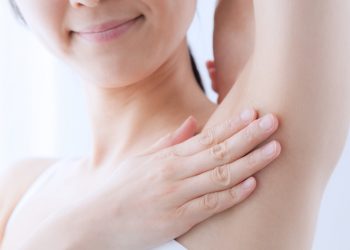 Miliki Kulit Ketiak Sesitif, Berikut Rekomendasi Deodoran Alami & Wanginya Segar