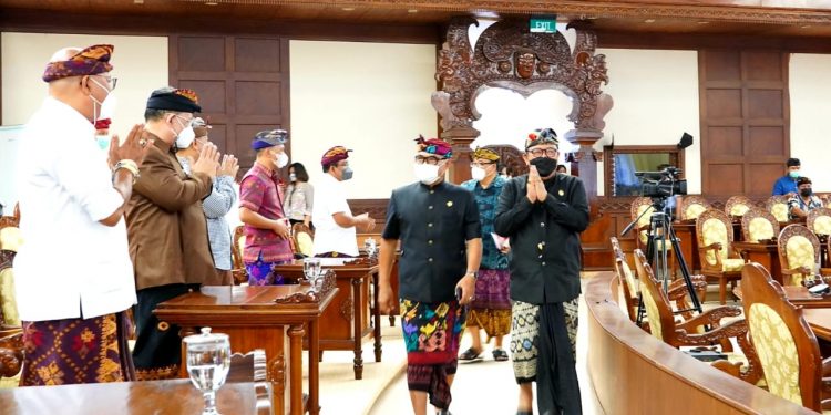 Wagub Cok Ace Sampaikan Jawaban Gubernur terhadap pandangan fraksi atas Raperda Perubahan Apbd