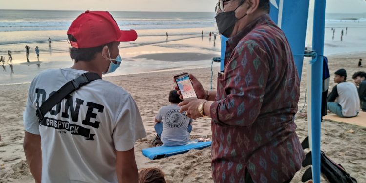 Uji Coba Pembukaan Tempat Wisata, Wagub Cok Ace ‘Blusukan’ ke Pantai Kuta