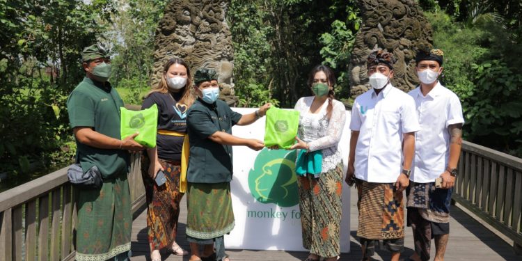 Bantu Keberlangsungan Satwa Di Monkey Forest, MKF Serahkan 12 Ton Ubi dan Jagung