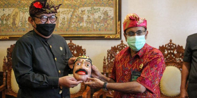 Topeng Patih, Cendera Mata Dari Wagub Cok Ace untuk KPT Denpasar yang Akhiri Masa Tugas