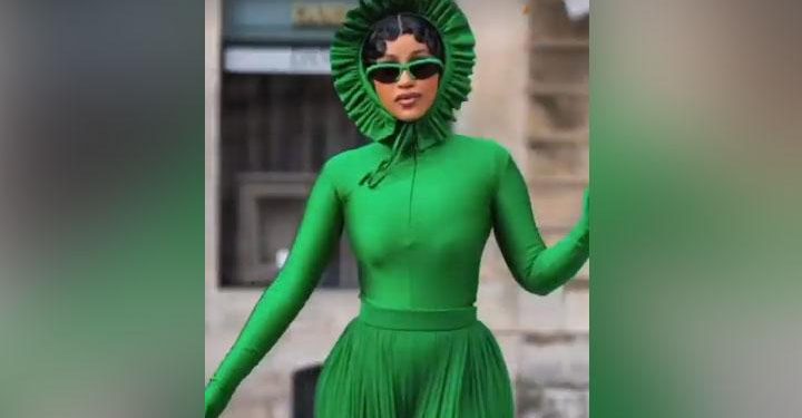Cardi B Pakai Busana Serba Hijau, Warganet Sebut Mirip Kermit
