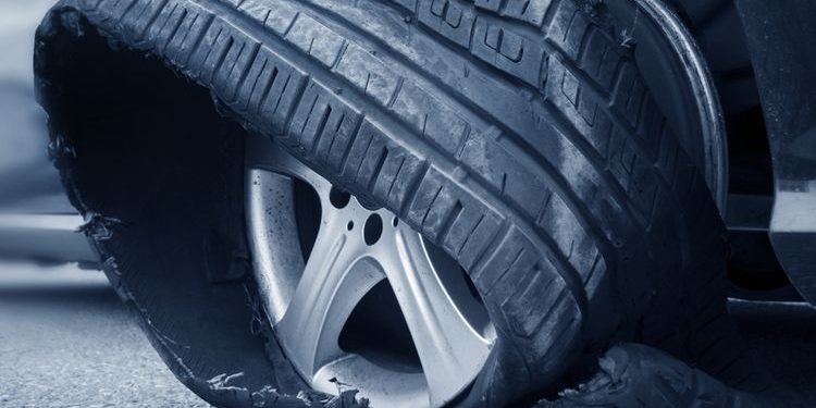 Berikut Beberapa Tips Atasi Ban Mobil Pecah Saat Musim Hujan