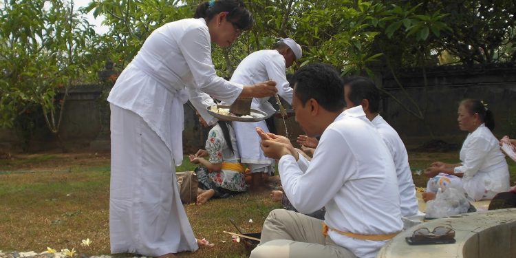Air Tirta, Salah Satu Sarana Untuk Upacara Yajna Bagi Umat Hindu