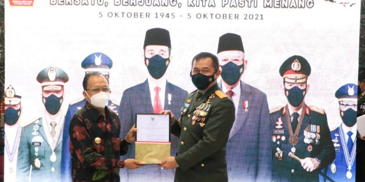 Gubernur  Koster Serahkan Sertifikat Tanah Hibah untuk Perumahan  Prajurit TNI AD