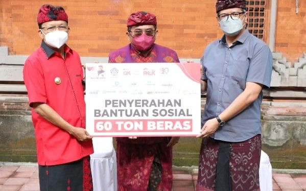Terima 60 Ton Beras Dari OJK, Gubernur Koster Segera Serahkan Kepada Masyarakat