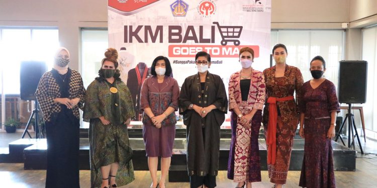 Apresiasi Fashion Show “Spirit Kain Bali”,  Ny. Putri Koster: Makin Banyak Masyarakat Mencintai Endek