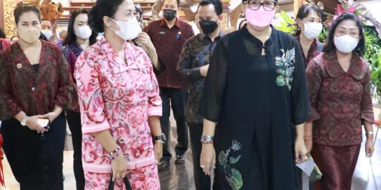 Ny. Putri Koster Buka Pameran IKM Bali Bangkit Tahap 4