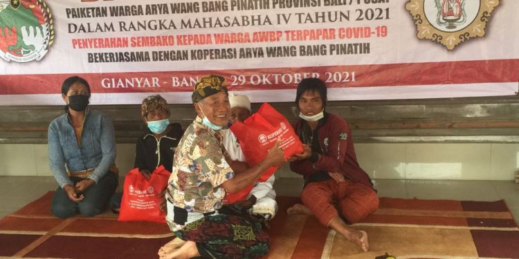 Peduli Warga Terdampak Covid-19, Panitia Mahasabha IV Paiketan Warga Arya Wang Bang Pinatih Salurkan Sembako