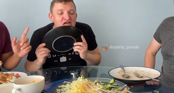 Makan Gado-gado Pertama Kali, Bule Inggris Ini Sampai Jilati Piring