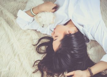 Dapat Memicu Penyakit, Berikut 6 Dampak Terlalu Banyak Rebahan