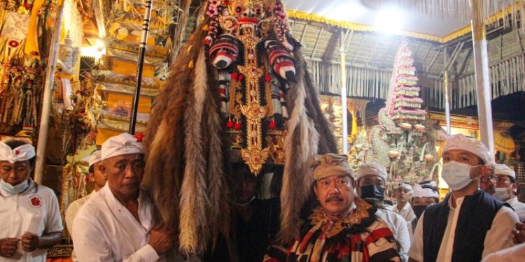 Wagub Cok Ace “Ngayah” Calonarang di Pura Jemeng Desa Sebali Tegallalang