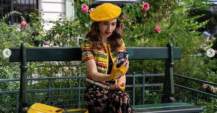Lily Collins Ungkap Pakaian Emily in Paris Musim 2