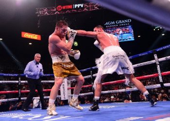 Menang TKO vs Caleb Plant, Canelo Alvarez Jadi Juara Sejati