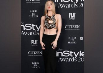 Gaya Elle Fanning dalam Balutan Crop Top Rantai Balmain Curi Perhatian