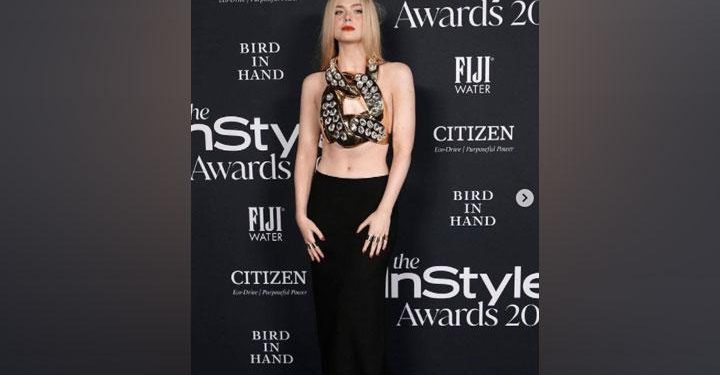 Gaya Elle Fanning dalam Balutan Crop Top Rantai Balmain Curi Perhatian