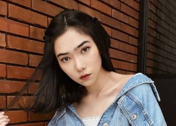 Tampilan Boyish Isyana, Sepatunya Bertabur Mutiara