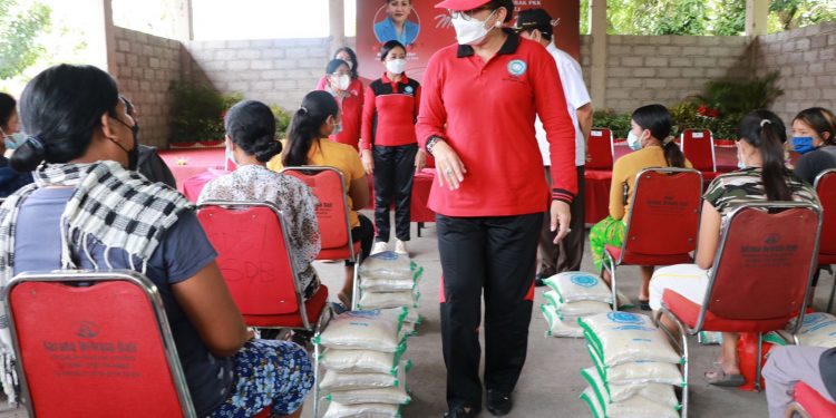 Rangkaian Roadshow TP PKK Provinsi Bali, Ny. Putri Koster Sapa & Berbagi dengan Masyarakat Karangasem