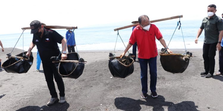 Gubernur Bali, Wayan Koster dan Wagub Cok Ace Tinjau Produksi  Garam Tradisional Lokal Bali Kusamba