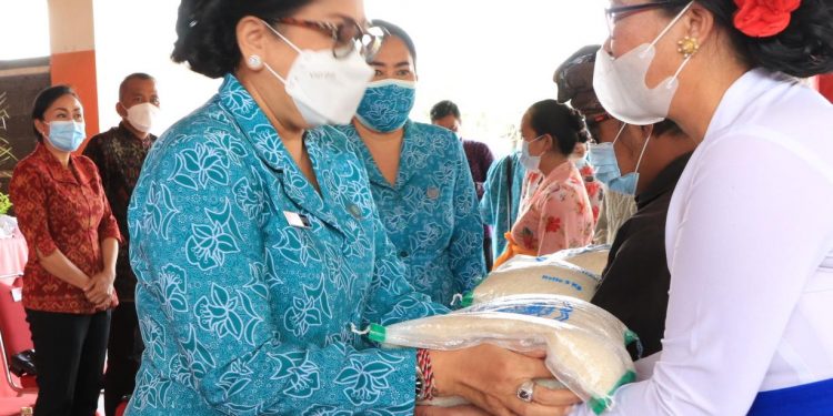 Turun ke Bangli, Ny Putri Koster Serahkan Bantuan di Kintamani