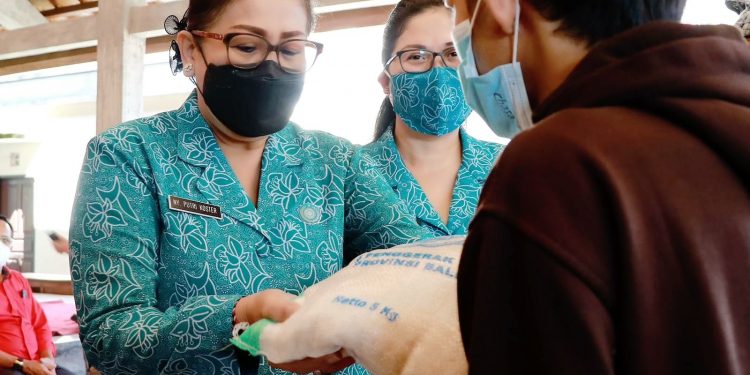 Sinergi dengan PKK Kabupaten/Kota, Ny. Putri Koster Menyapa dan Berbagi di Tabanan